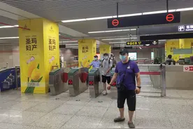 郑州地铁恢复首个工作日，3条线路9小时运送22.46万人次，“7.20”停运当天刷卡未出站扣了费该咋办？图片