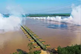 壮观！中部战区陆军28分钟搭千米浮桥跨越长江图片