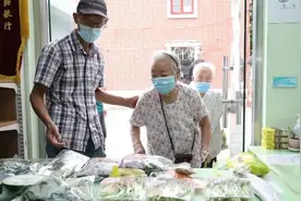这台共享冰箱5年了：每人每天排队只拿一样，没有人突破规则……这就是上海图片