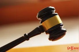 八旬太婆逛超市乘电梯摔成骨折：九级伤残，超市方被判担责四成图片