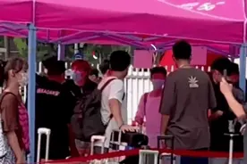 泪目！父亲送女儿上大学转身抹泪图片