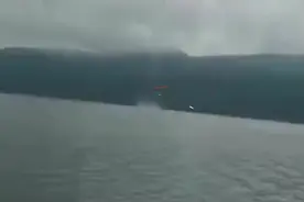 云南洱海现龙吸水奇观，狭长水柱连接天地，小舟与龙卷风同框视频封面