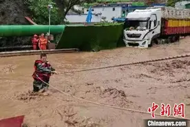 四川古蔺：大暴雨袭击 1115人提前避险转移 暂无人员伤亡报告图片
