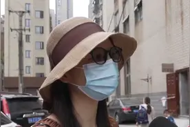 “像地震一样！”楼下装修楼上晃动，业主一看地板竟被凿穿图片