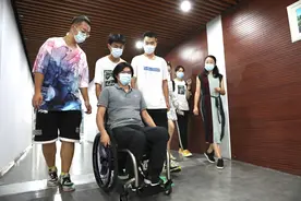 00后轮椅少年今到上海海事大学报到，喜提“淡定哥”初印象，校长亲手递上学生证图片