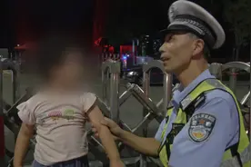 父女骑车遇交警夜查 萌娃：“我爸爸喝酒了！”图片