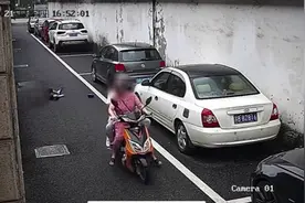 女子驾驶电动车撞人后竟然“扬长而去”面对民警狡辩称他是自己摔倒的图片