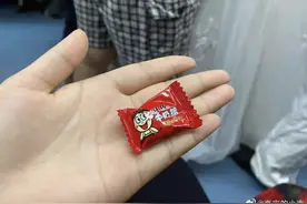 太甜！深圳一对新人乘地铁发喜糖图片