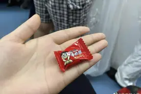 太甜！深圳一对新人乘地铁发喜糖图片