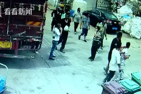 痛心！货车未减速 上海一3岁女童在父亲身后遭碾压身亡图片