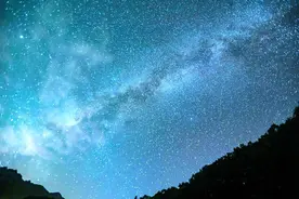 如梦似幻！洛阳白云山星空绝美 银河横跨天际图片