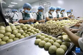 中秋将至月饼生产忙图片