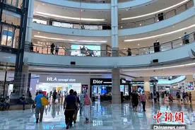 马来西亚首都吉隆坡部分“解封”后首个周末：商家再迎久违排队潮图片