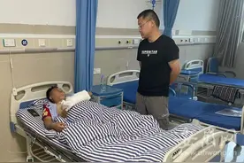 男子持镰刀欲行凶 寿县特警程东松勇敢制止被砍伤图片
