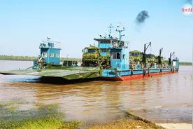 仅用28分钟！舟桥兵架起千米钢铁浮桥横跨长江图片