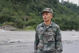 休假军士长跳进急流勇救落水群众 张昆：我只是尽了军人的职责和使命图片