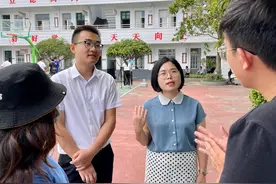 新华全媒+丨把小树苗育成参天大树图片