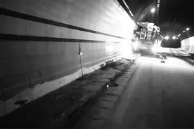 杭瑞高速一货车停路边忘挂停车挡“无人驾驶”一路飞驰图片