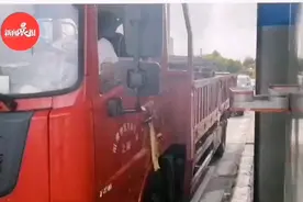 上海高速公路首次试点启用“智能发卡”，机械手臂取代传统人工发卡图片