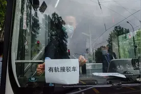 【交通】浦东公交启动16号线应急接驳，张江有轨电车1路暂停运营图片