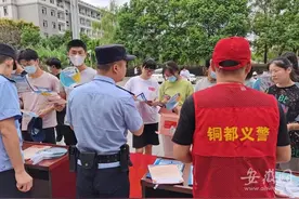 铜陵市职业技术学院迎来4162名新生 辖区警方保驾护航图片