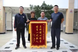沈阳市第九十中学毕业生送锦旗，感恩学校师生情图片