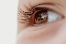 你的眼睛是左撇子or右撇子？一个动作测出“主副眼”图片