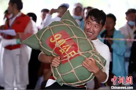 青海民运会：“草根”大力士挑战150公斤沙袋图片