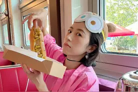 周雨彤乐玩环球影城戴头饰超萌 穿甜美桃粉色上衣少女心满满图片
