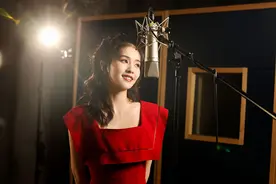 白鹿录音室花絮照曝光 方领红裙搭公主编发优雅精致图片