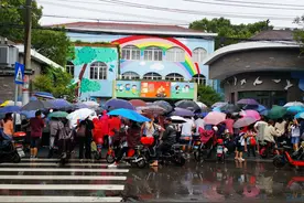 迎战“灿都”｜上海：停课1天半，家长中午接小学生放学图片