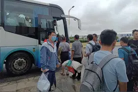 青春守“沪”｜一个上午，这名90后在风雨中运送安置百余人图片