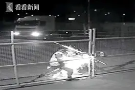 英窃贼开车冲入工厂 偷价值22万漱口水和口香糖图片