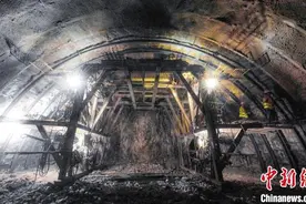 陕西汉中经四川巴中至南充高速铁路许家岭隧道贯通图片