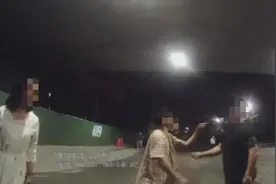 广东佛山一男子等红灯突然跳车，当街尬舞，并挥拳追打治安队员图片