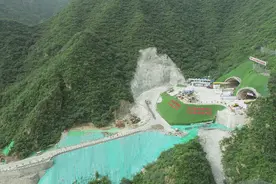 “豆腐渣”里打洞！国道109高速工程安家庄隧道开山掘进图片