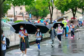“灿都”来袭上海风雨交加，有学校给孩子上了别样一课图片