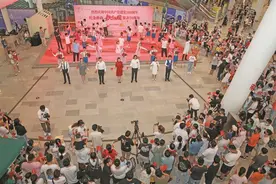 无锡市歌舞剧院举行“快闪”活动 纪念《歌唱祖国》发表70周年图片