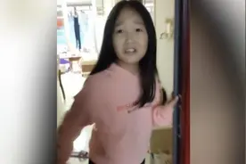 在外工作的妈妈突然回家，开门瞬间女儿惊喜大哭视频封面
