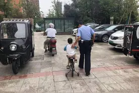 男孩边骑车边哭，转了十多圈大家发现了异样……图片