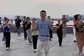90后医学博士自创防痴呆广场舞，火出圈了图片