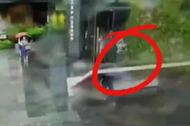 惊险瞬间！事发上海，大风吹倒广告牌压住路人图片