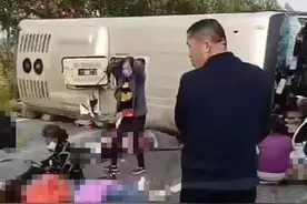 黑龙江一大客车高速上侧翻对向车道，一死多伤图片