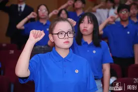 2053，有你真好！上海商学院2021级新生面向校旗宣誓：厚德博学，经世济民图片