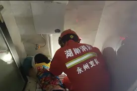 太淡定！永州一女子手卡厕所四小时，竟趴着睡着了图片