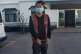 大货驾照因醉驾被吊销，花5万元找“能人”办了个新的，没几天压膜起皮字迹模糊……图片