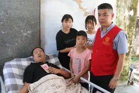 河南10岁男孩照顾瘫痪父亲引发关注 太康县多个公益组织送来温暖图片