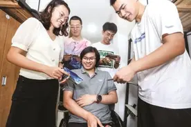 轮椅少年开启崭新大学生活图片