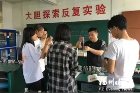 残疾教师坚守乡村22年 毛文丑：山里娃的“燃灯者”图片