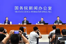 腾讯等互联网巨头回应解决“屏蔽网址链接”相关问题；阿玛尼召回售价4620元的安全隐患高跟鞋；恒大集团称破产言论失实图片